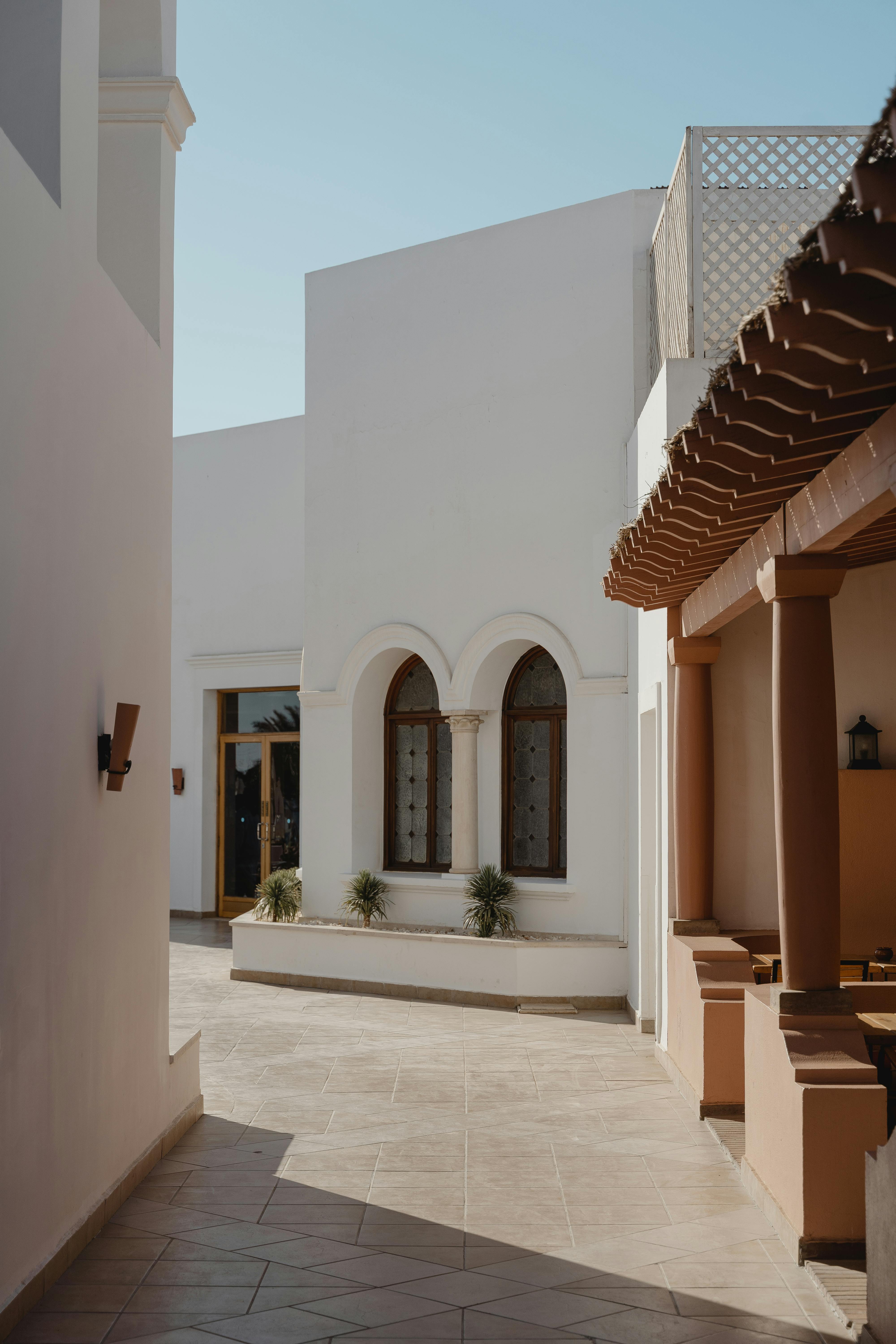 Arquitectura mediterránea con arcos