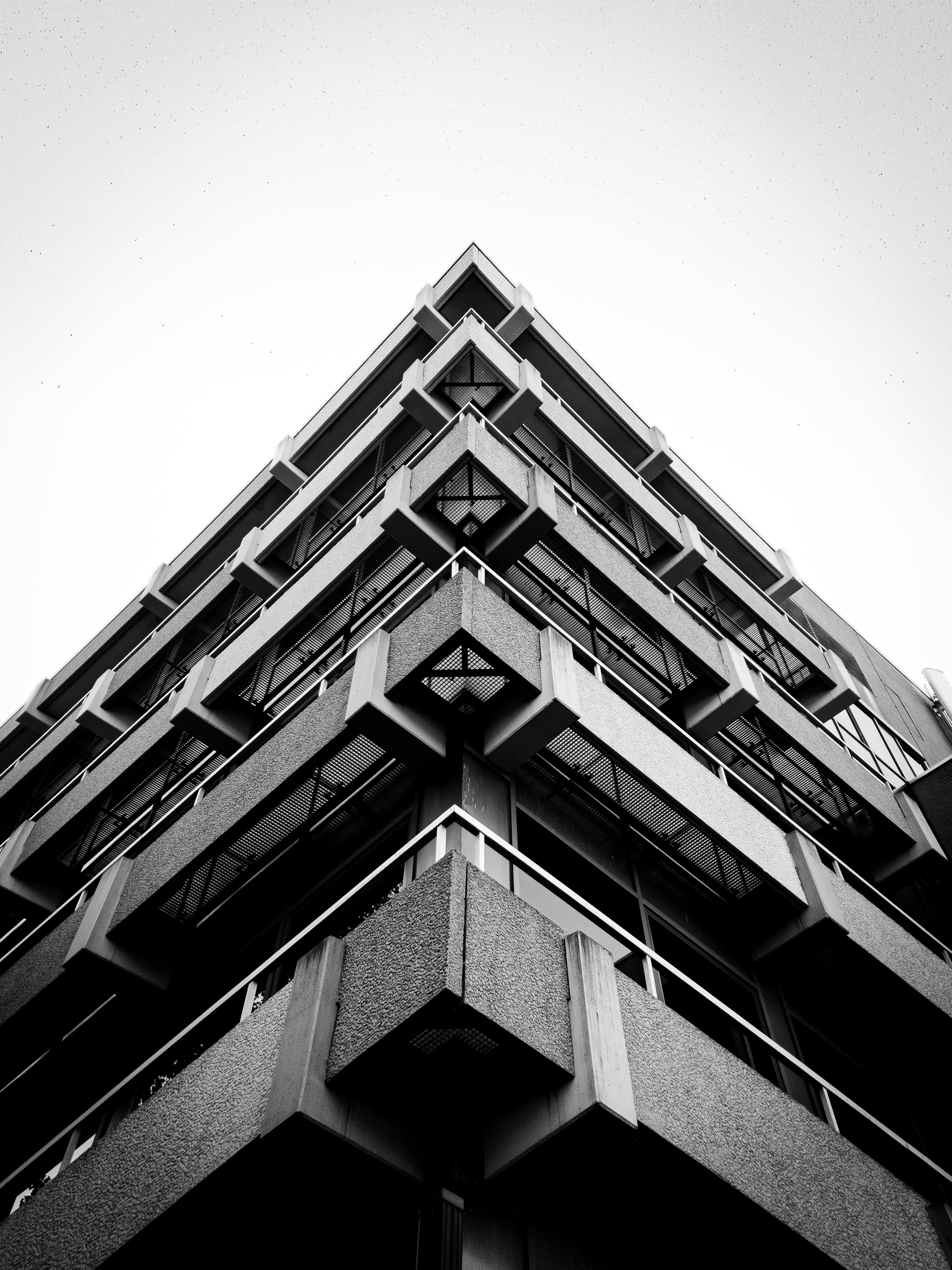 Edificio con diseño geométrico moderno